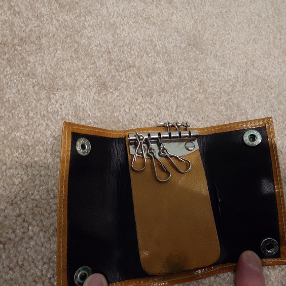 Vintage Leather 6 Key Holder - Picture 2 of 2